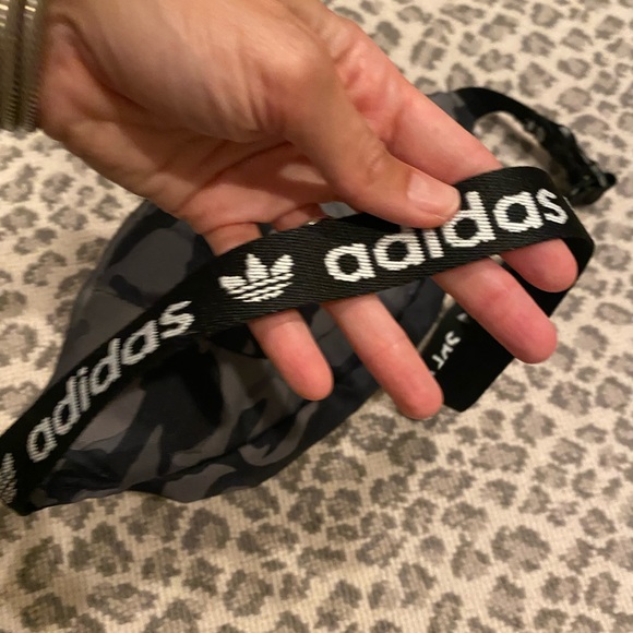 NWOT Adidas camo fanny pack - Picture 5 of 6